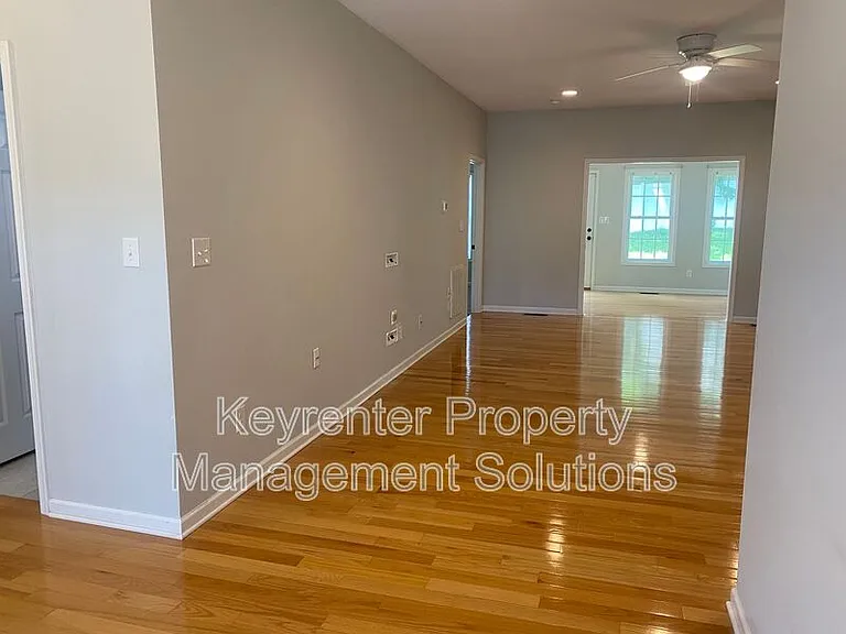 819 Geoffery St — Photo 15