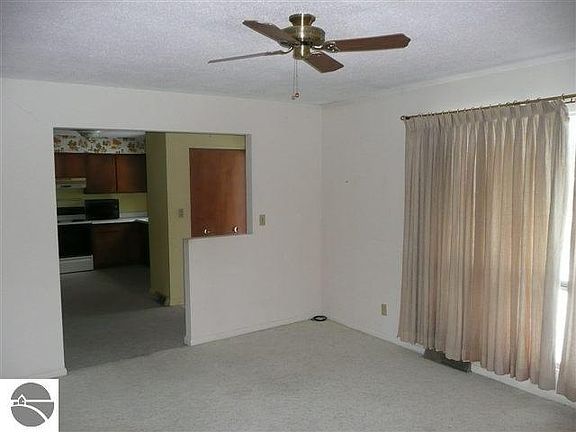 5th image of 834 W Carver St