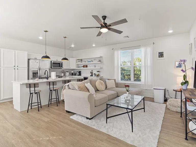 211 W Symmes St #101 — Photo 3