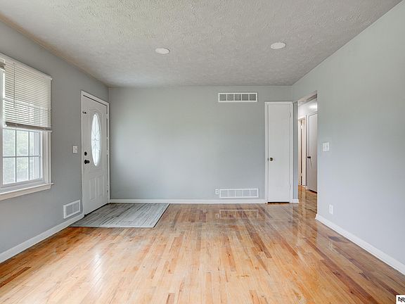 4th image of 4822 Grand Ave