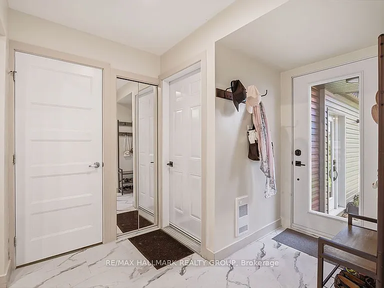 67 Grady Cres — Photo 2