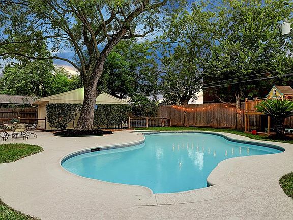 2nd image of 2615 Stoney Brook Dr