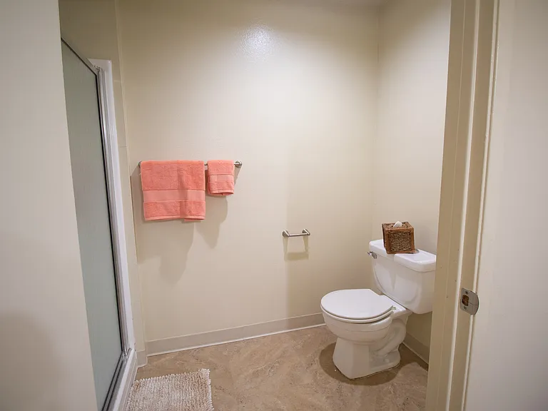 Gold Coast Apartments — Photo 65