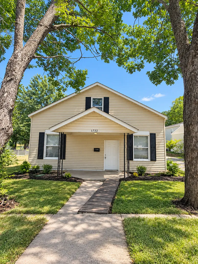 Spacious 3 bedroom / 2 bathroom house in Carthage MO with Storage Garage — Photo 1