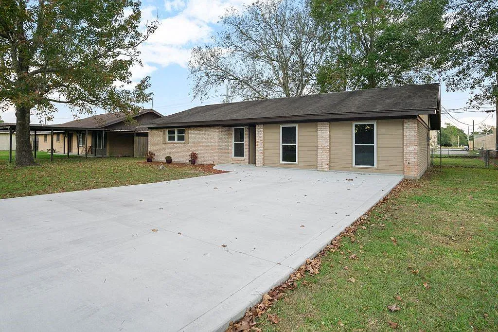 3 bed, 2.0 bath, 1776 sqft, $2,200 — Photo 1