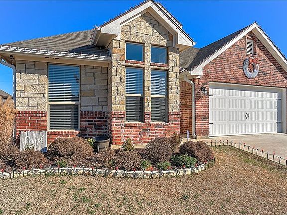 3rd image of 2806 S Lillis Ln