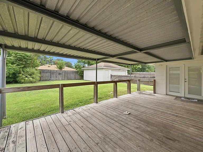 914 Martha St — Photo 26