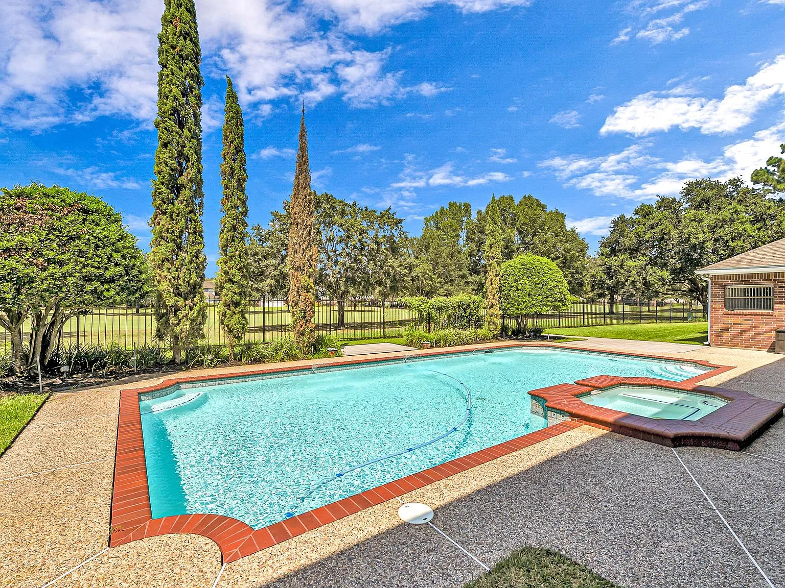 5 bed, 6.0 bath, 7152 sqft, $6,995 — Photo 2