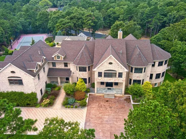 8 Old School House Road, Manorville, NY 11949