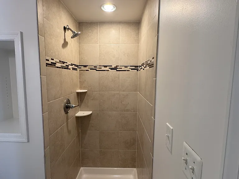 Bathroom 4 (full)