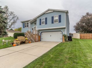 608 Dutch Hill Dr, Lansing, MI