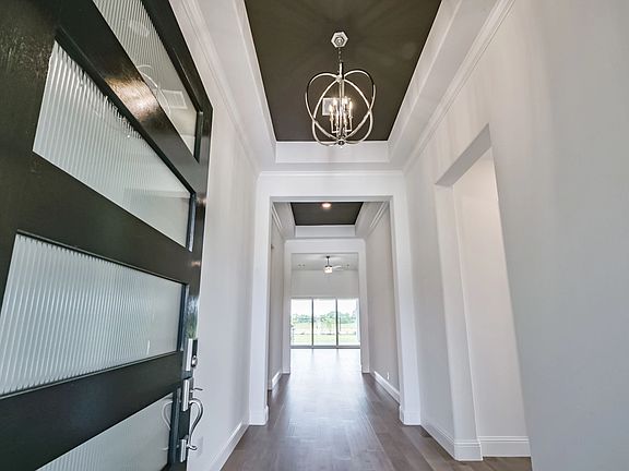 Plan 6005 entry w tray ceiling