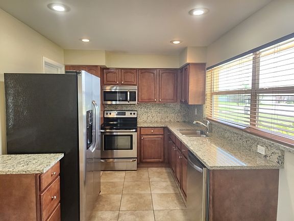 4th image of 3322 SE 11th Ave