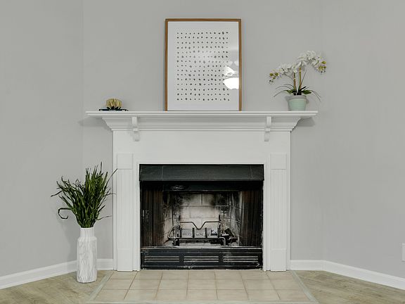 4th image of 304 Hillside Ct