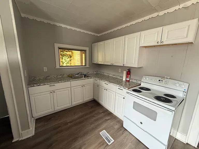 2025-2027 Wayne Ave — Photo 7