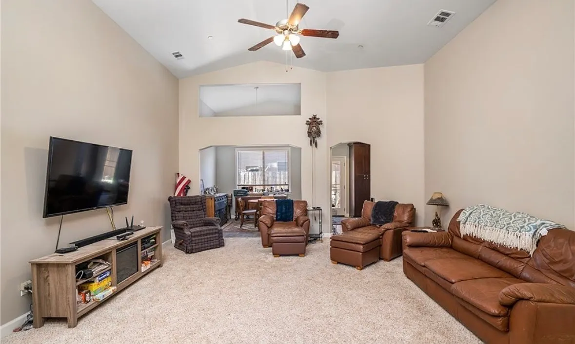 825 Avenida Vis — Photo 4