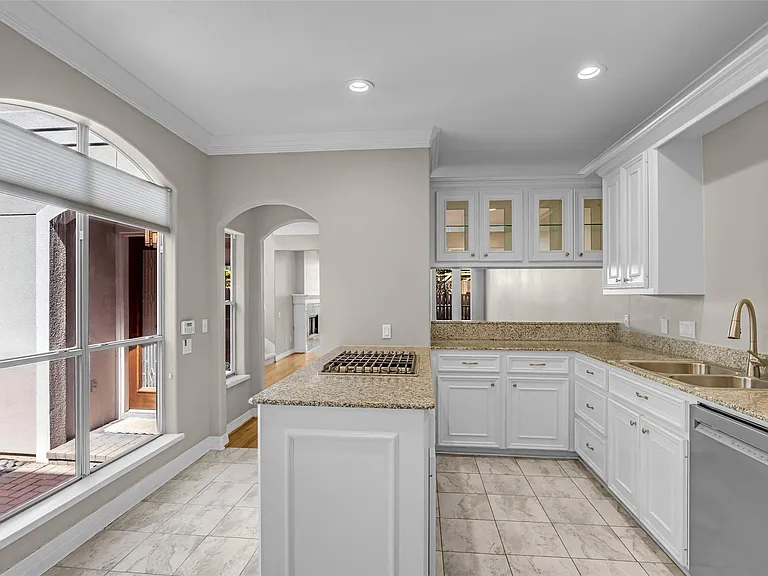 4916 Travis St — Photo 10