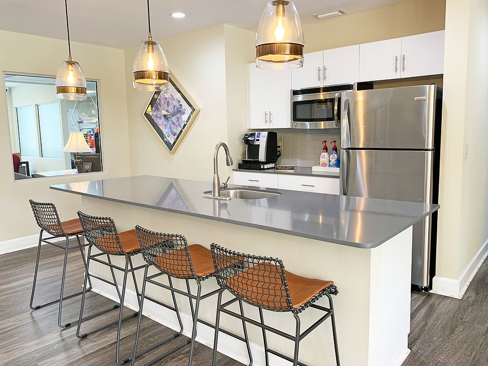Eat in kitchen bar and large kitchen island.