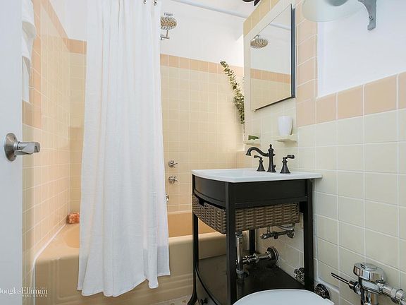 4th image of 165 W 20th St APT 3A