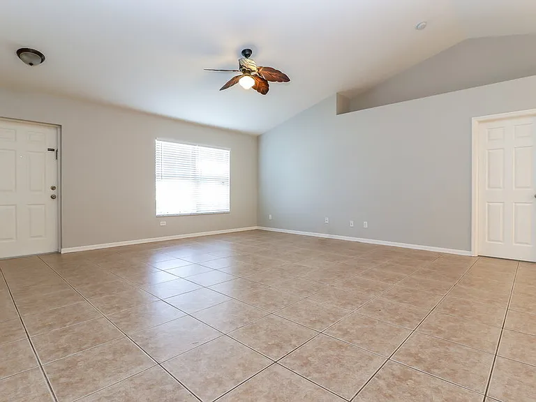 800 SW 8th Pl — Photo 2