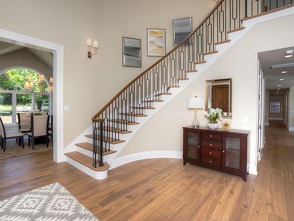 3rd image of 1090 Lakeview Way