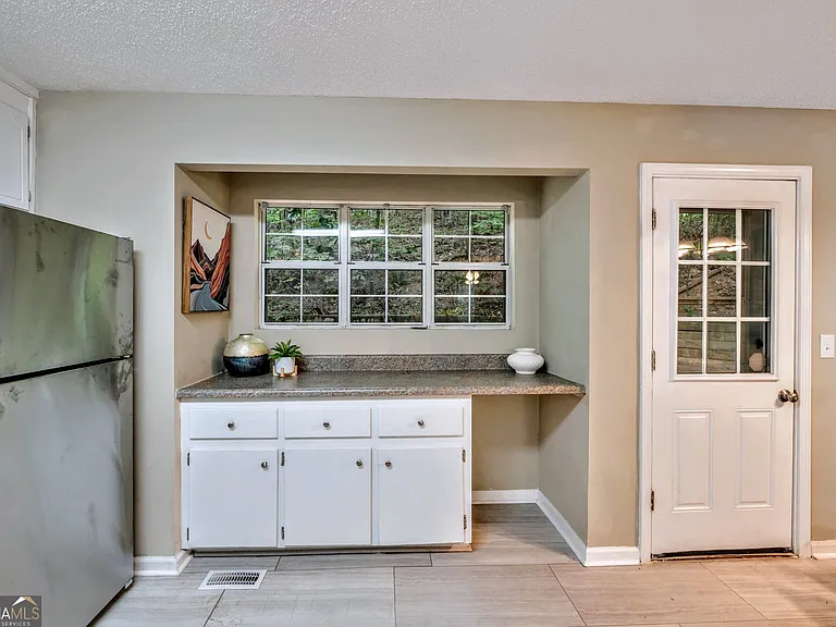 221 Remington Ln — Photo 6