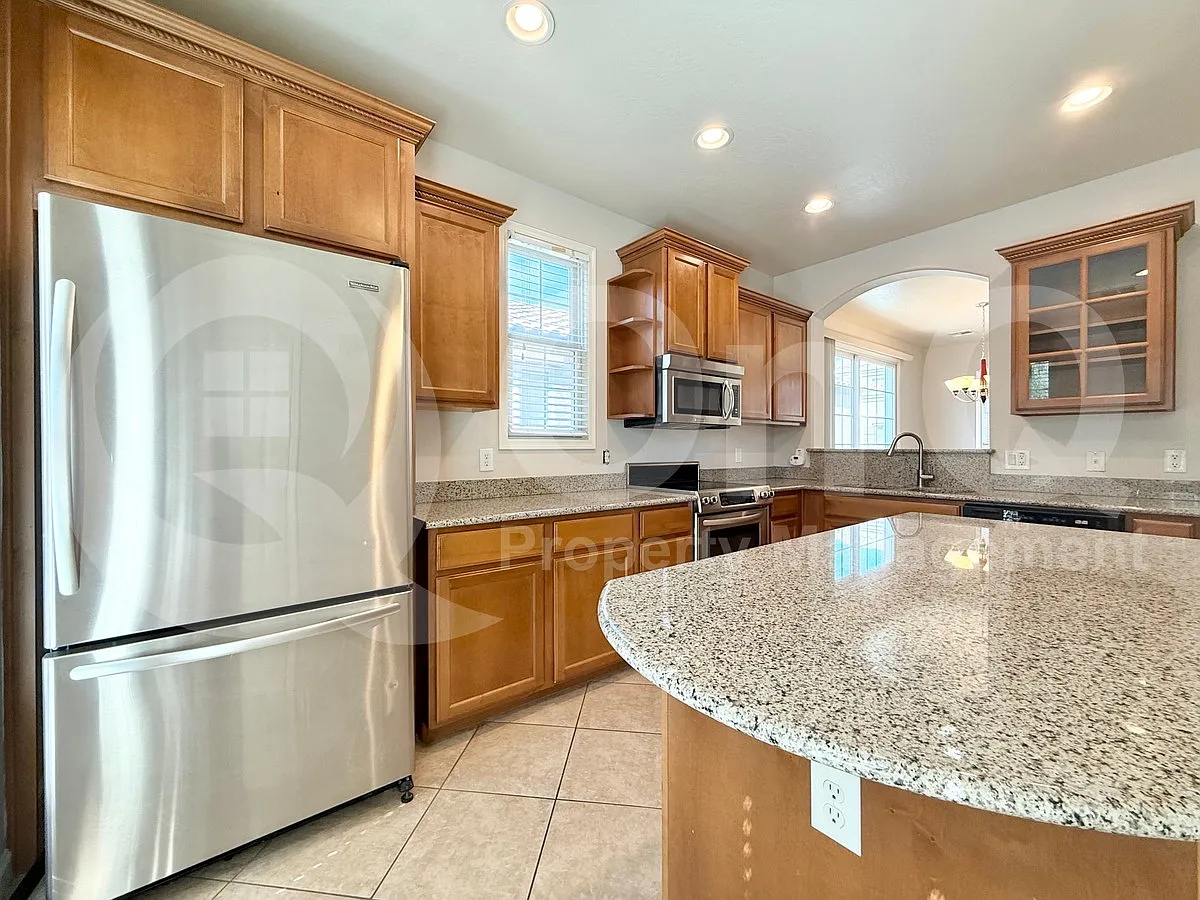 3 bed, 2.5 bath, 2051 sqft, $2,300 — Photo 4