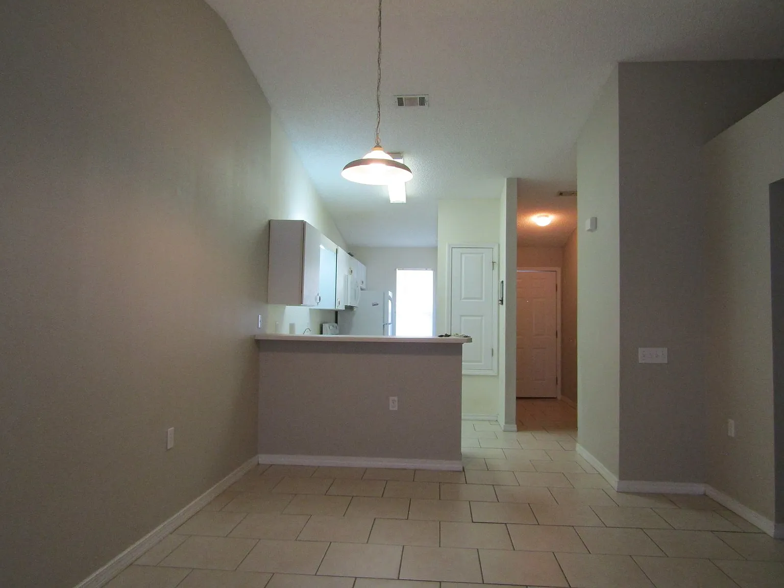 2 bed, 1.0 bath, 864 sqft, $1,285 — Photo 3