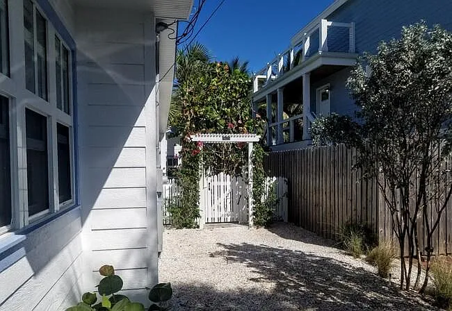 105 6th Ave — Photo 20