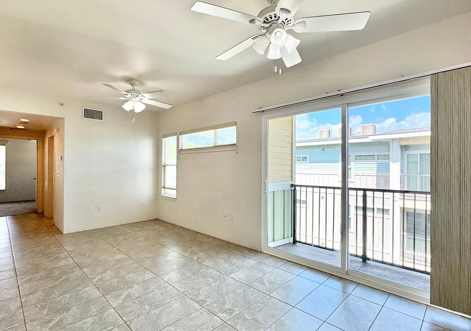 Highly Desirable 1 Bedroom Unit With 2 Parking! - Ka Malanai — Photo 3