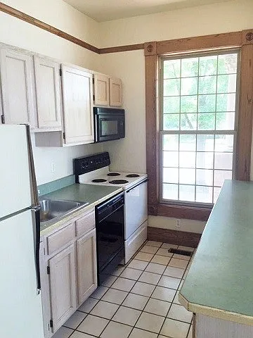 308 W Green St — Photo 8