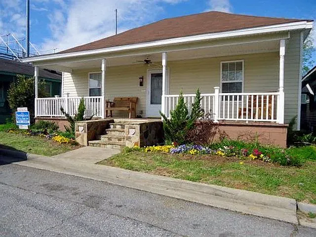 631 Pinkerton St — Photo 1