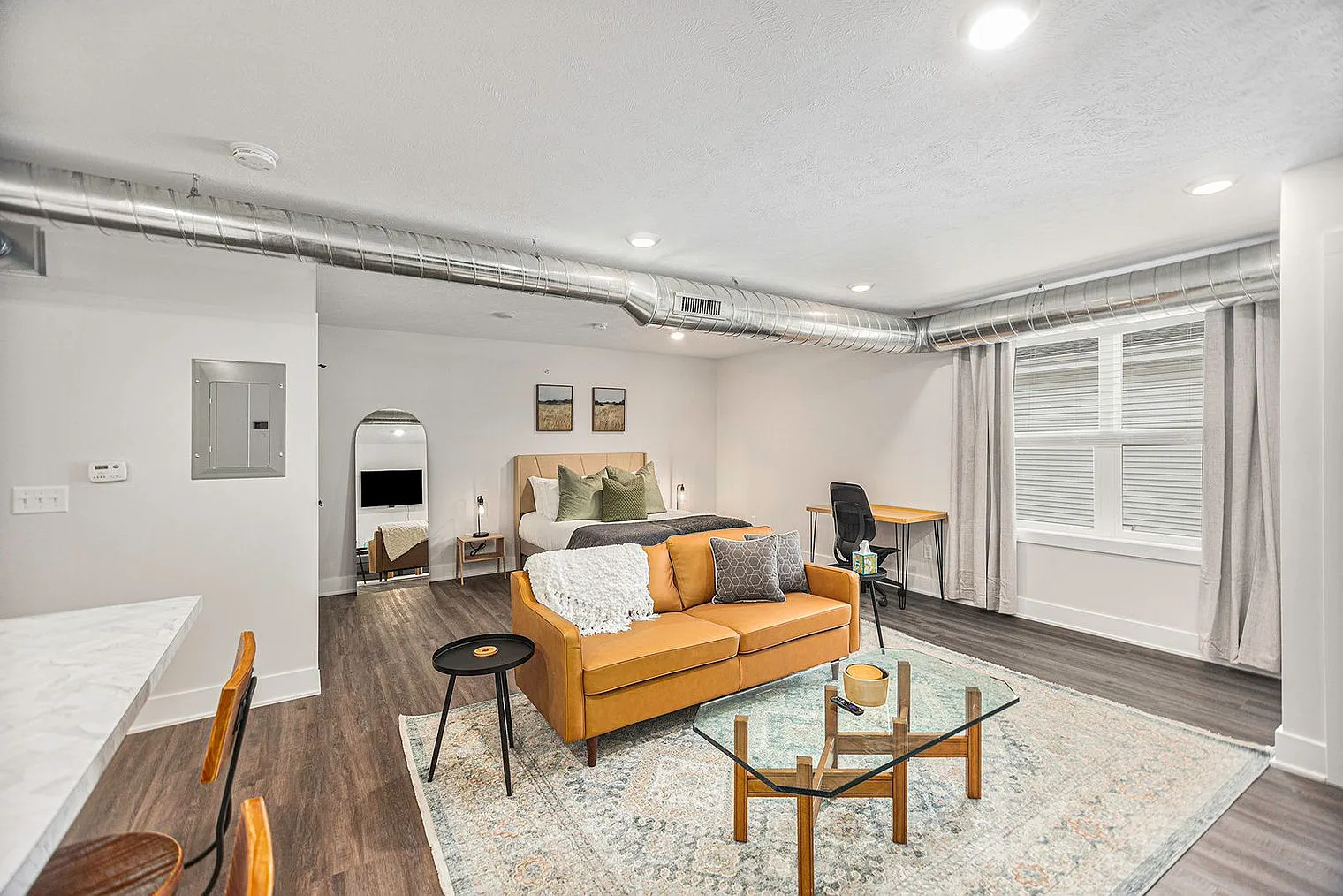 1 bed, 1.0 bath, 570 sqft, $2,566 — Photo 1