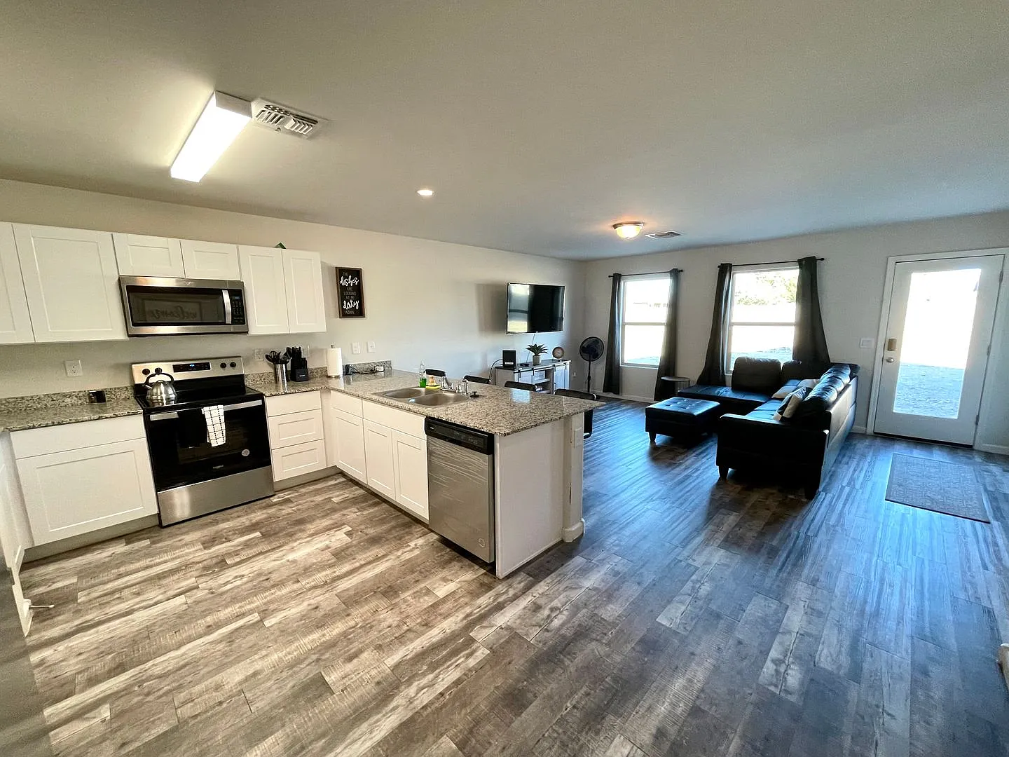 New 4 Bedroom Home In Bullhead City! Available Furnished Or Unfurnished! — Photo 4