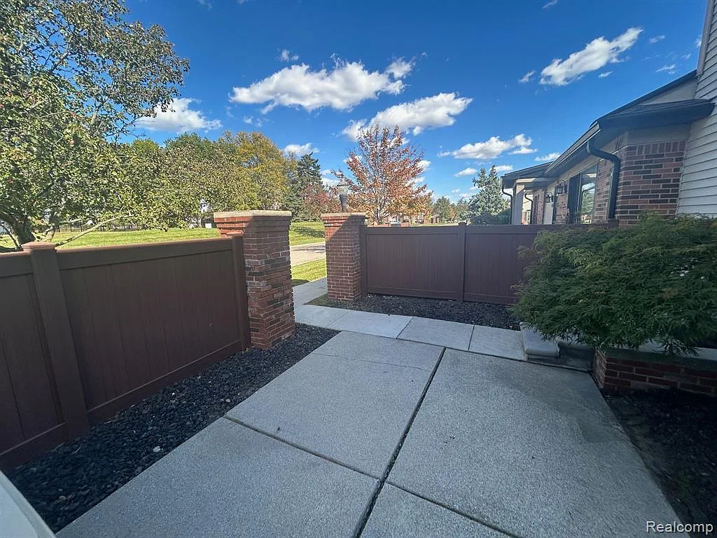 2 bed, 1.5 bath, 984 sqft, $1,700 — Photo 4