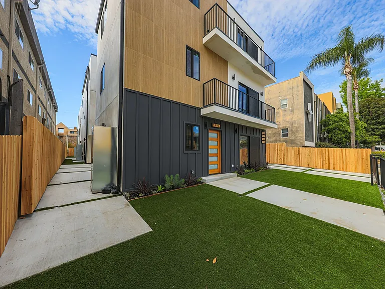 Never Before Lived in Luxury Townhomes 2 Blocks from WeHo! — Photo 14
