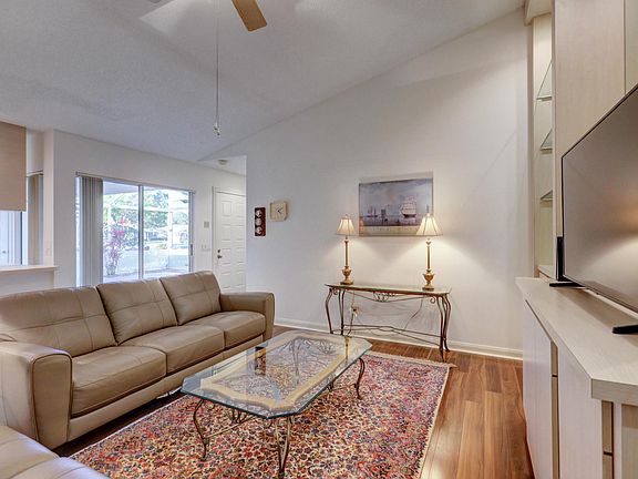 3rd image of 1220 NW Sun Terrace Cir APT B