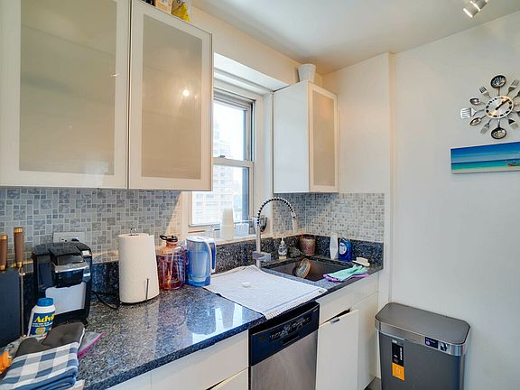 5th image of 220 E 60th St APT 9D