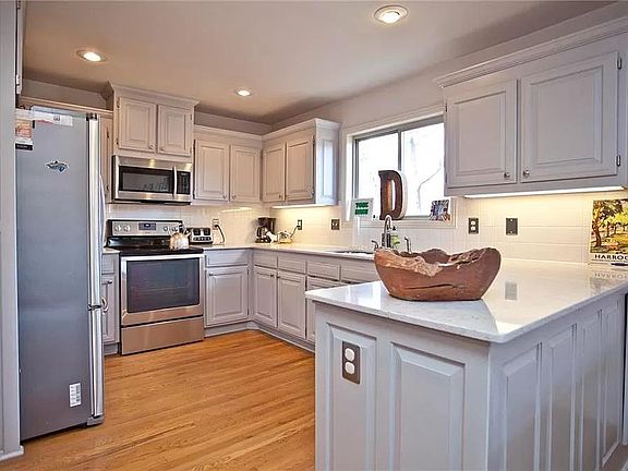 4th image of 2214 Oakwood Ave