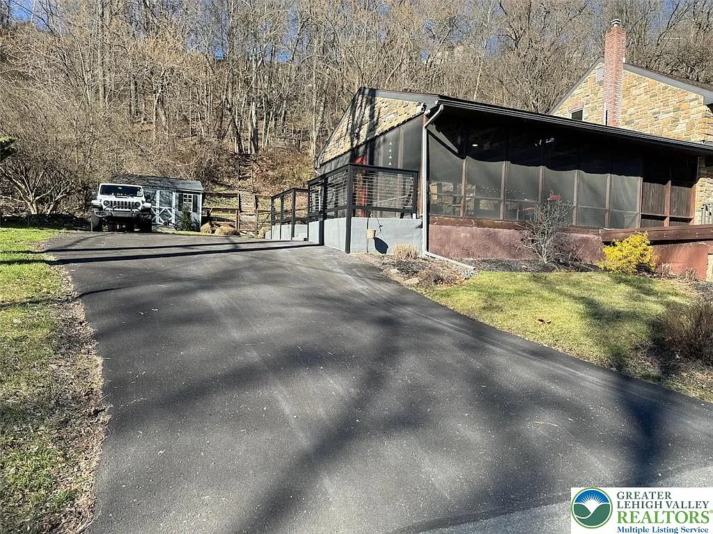 3 bed, 1.5 bath, 1664 sqft, $2,995 — Photo 2