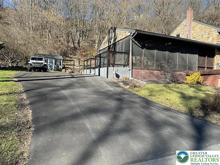 312 Lehigh Dr — Photo 2