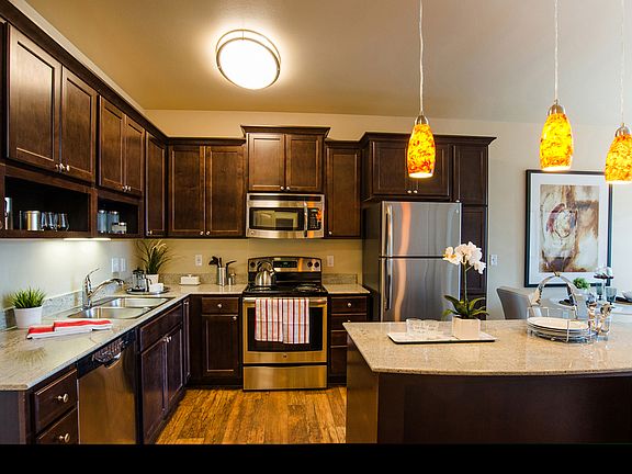 Siena Kitchen with Stainless Steel Appliances