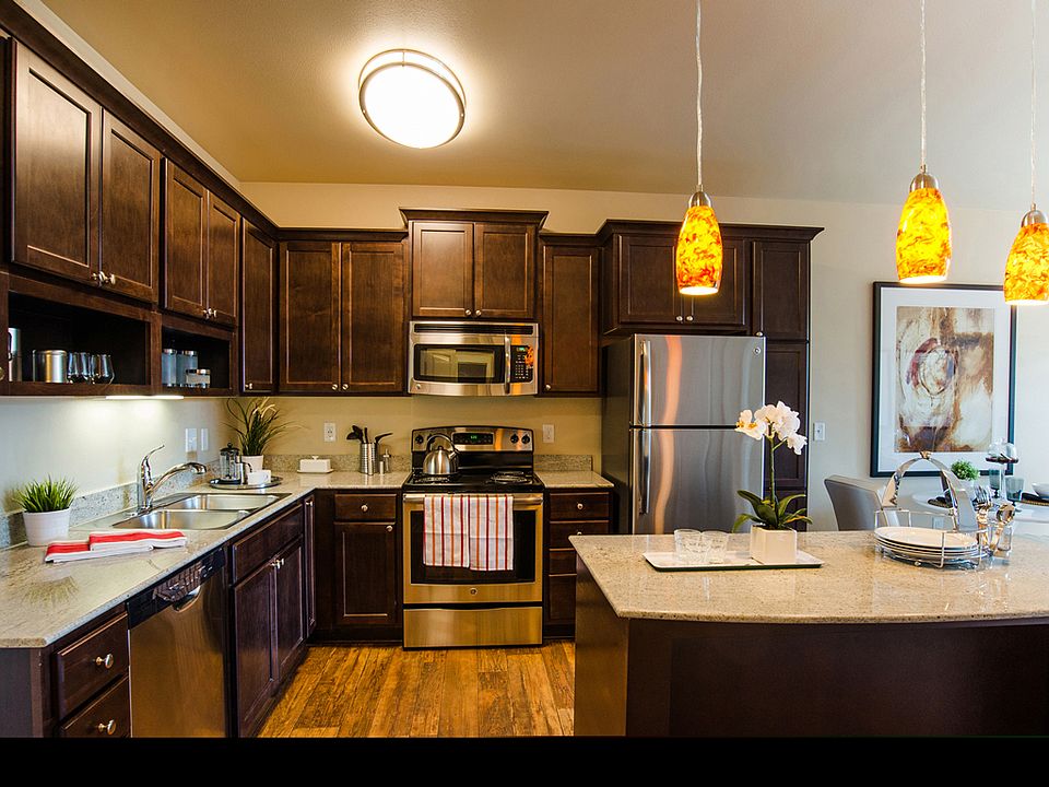 Siena Kitchen with Stainless Steel Appliances