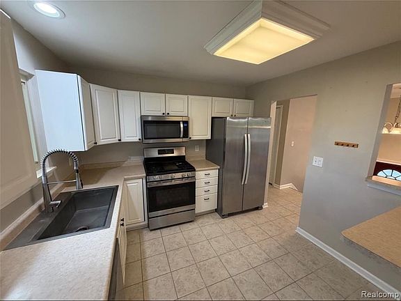 5th image of 23260 Cranbrooke Dr