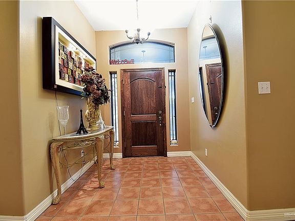 2nd image of 916 E Dorothy Cir