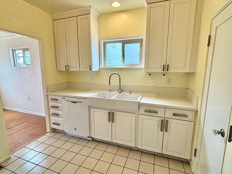 2432 Madison Ave — Photo 9
