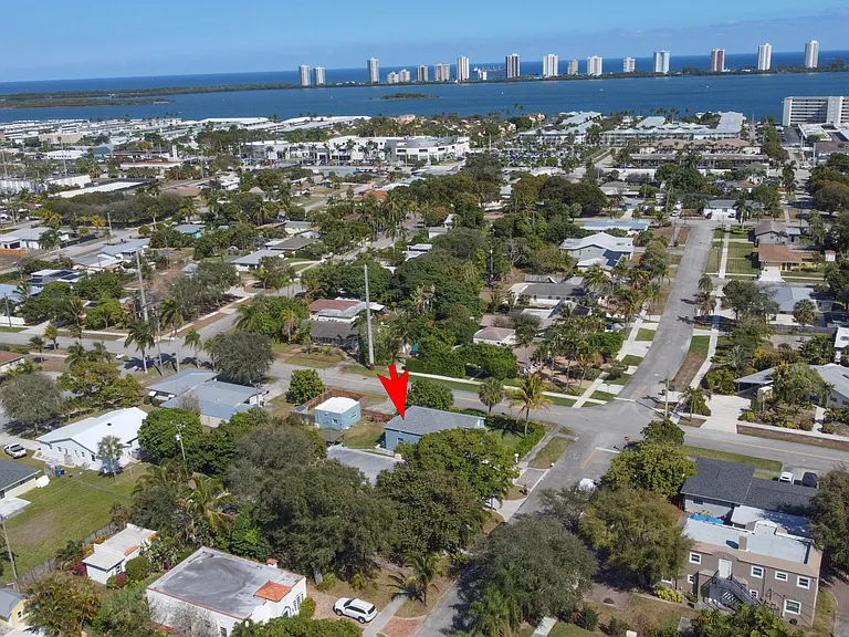 301 Hawthorne Dr — Photo 37