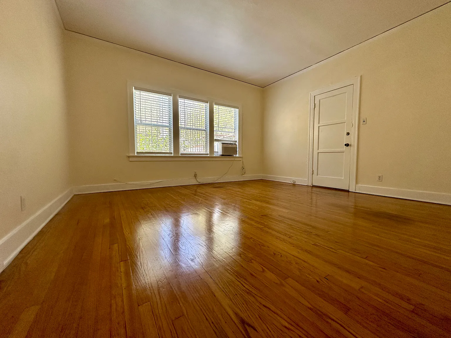 1 bed, 1100 sqft, $2,550 — Photo 3