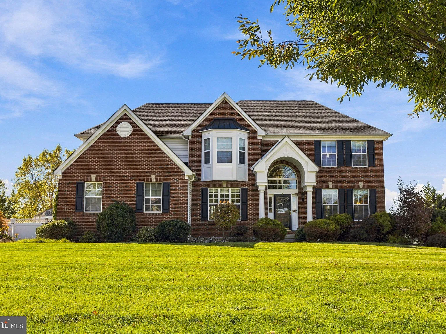 4 bed, 2.5 bath, 4700 sqft, $5,300 — Photo 1