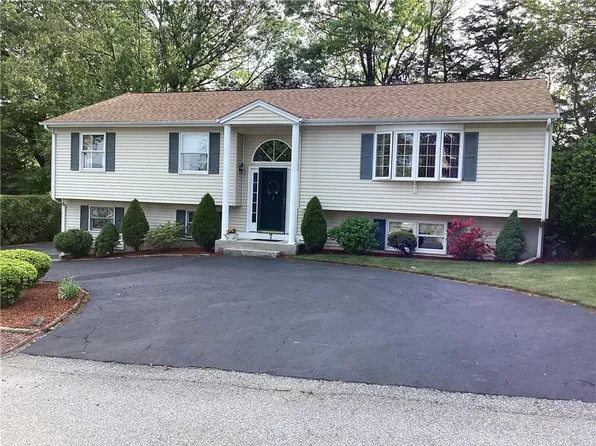 7 Pat Dr, Lincoln, RI 02865